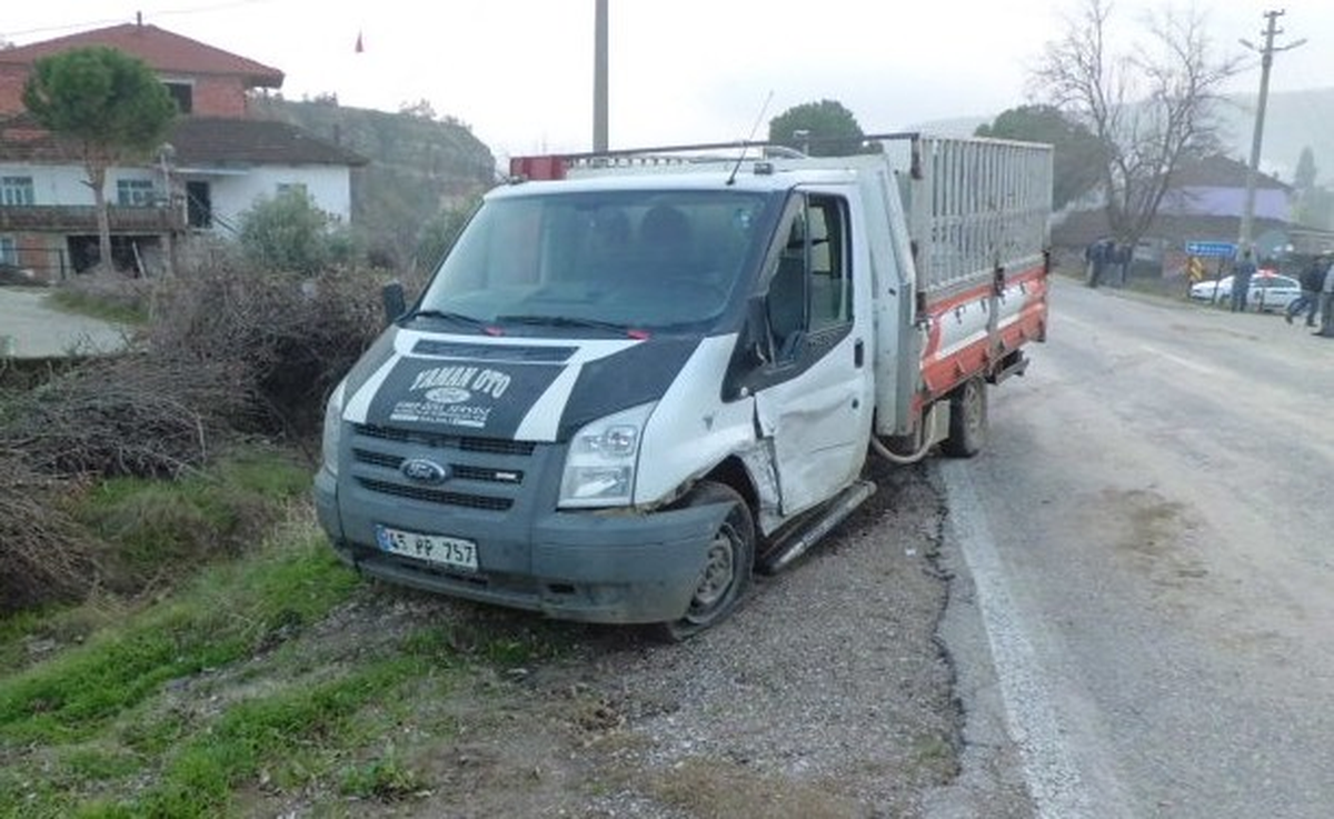 Demirci\'de Trafik Kazası: 2 Yaralı