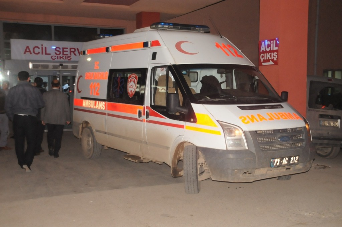 Güçlükonak\'ta Trafik Kazası: 2 Yaralı