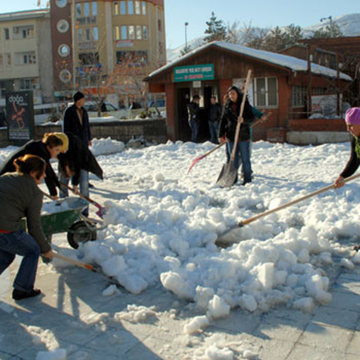Kadınlar Karla Mücadelede Görev Aldı