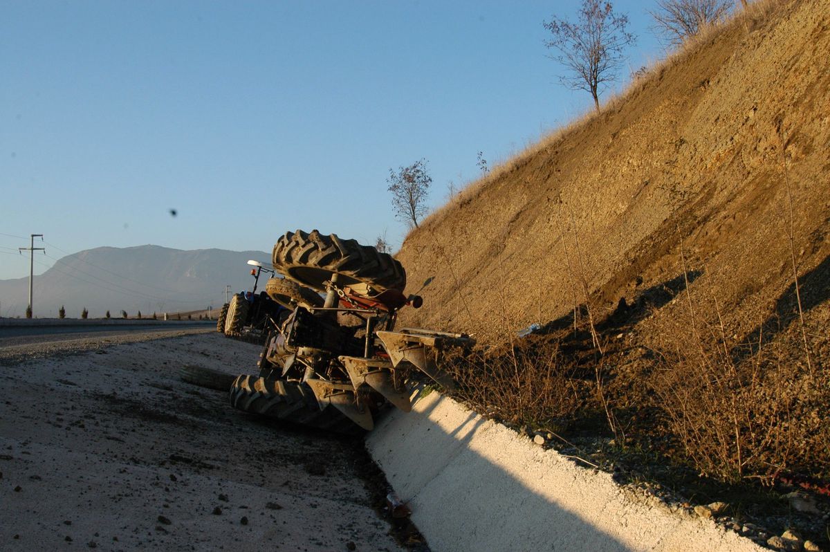 Karabük Devrilen Traktörün Altında Kalarak Yaralandı Devrilen Traktörün Altında Kalarak Yaralandı