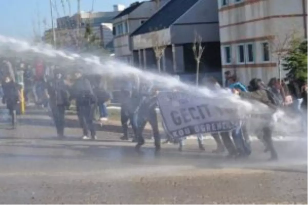 Kocaeli Üniversitesi\'nde YÖK Protestosunda 10 Gözaltı )