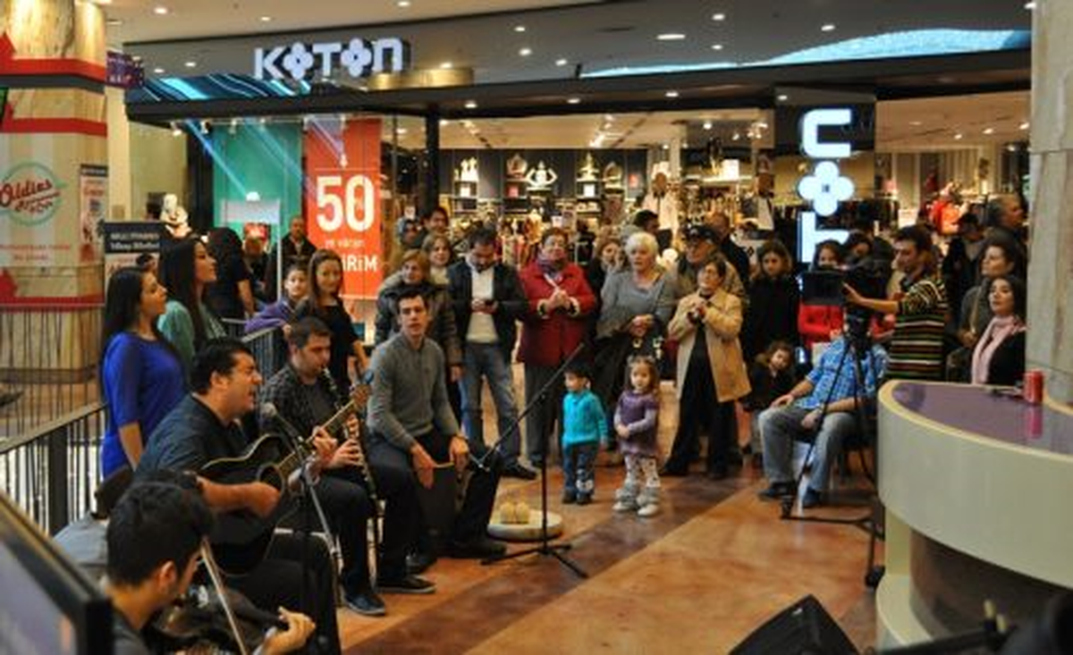 "Kozzy AVM\'de Canlı Müzik Eşliğinde Keyifli Yeni Yıl Alışverişi "