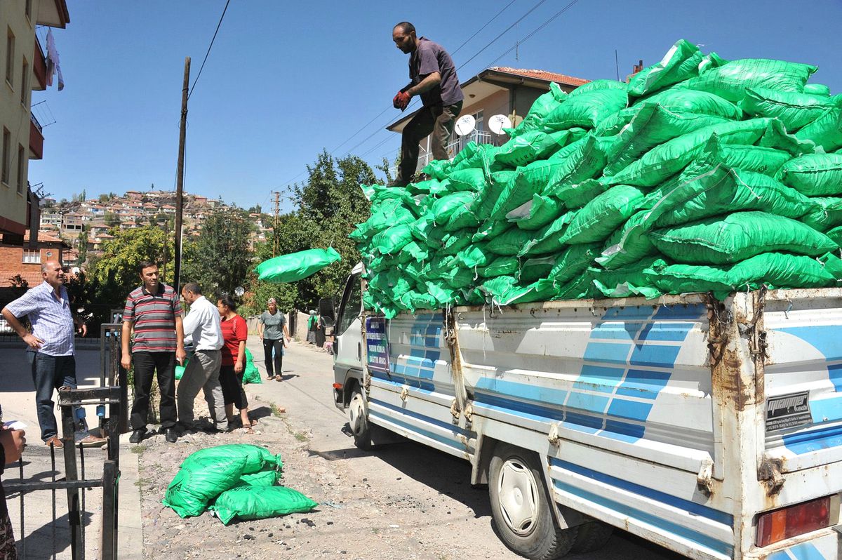 Maltepe\'de İhtiyaç Sahiplerine Kömür Dağıtıldı
