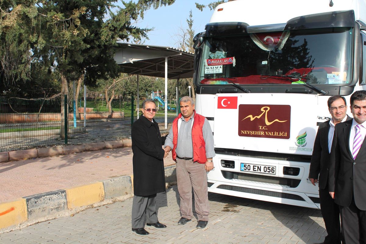 Nevşehir Valiliği\'nden Suriyelilere 2 Tır Gıda Yardımı