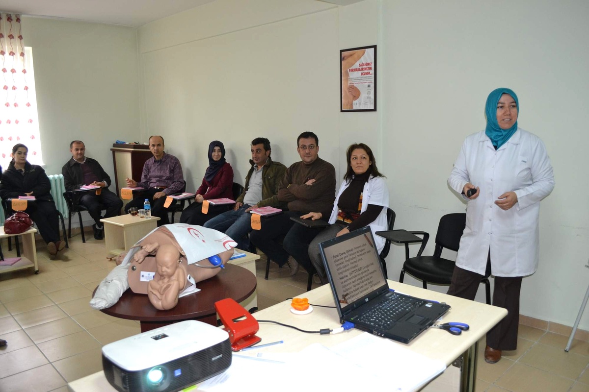 Niğde\'de Sağlıkçılara Hizmet İçi Eğitim Veriliyor