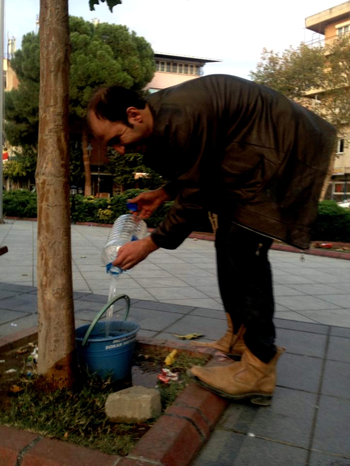 Özürlü Maaşıyla Sokak Hayvanlarına Bakıyor