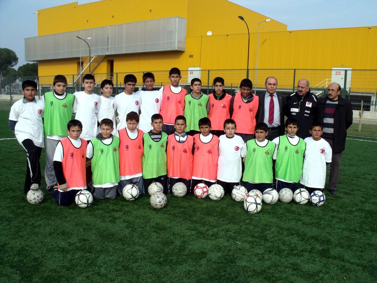 Salihli'de 70 Çocuğa Futbol Kursu Veriliyor