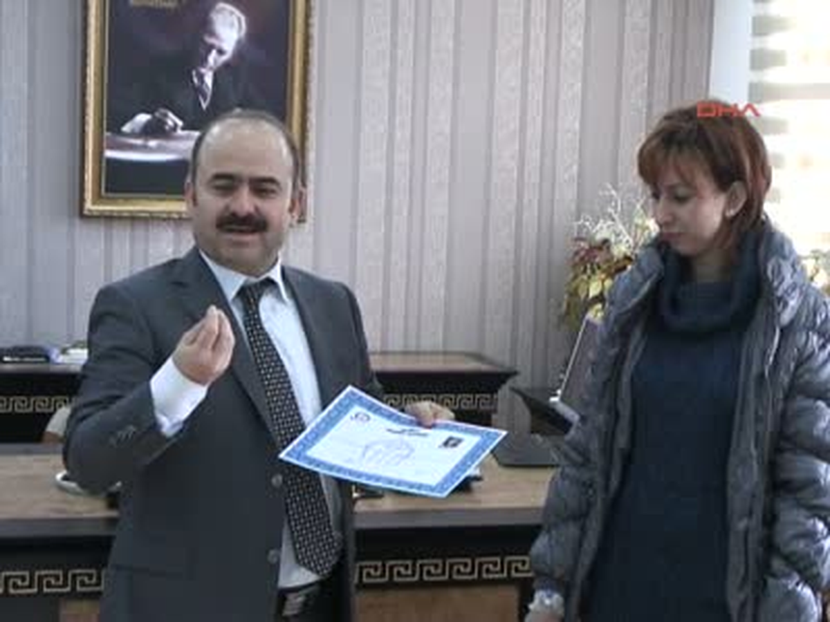 Siirt Valisi Fedekar Hemşireyi Takdirname ile Ödüllendirdi