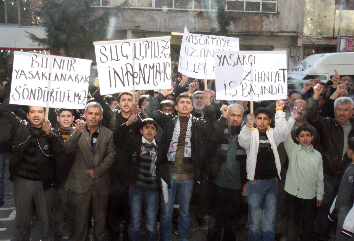 Silvan\'da Başörtü Yasağına Tepki