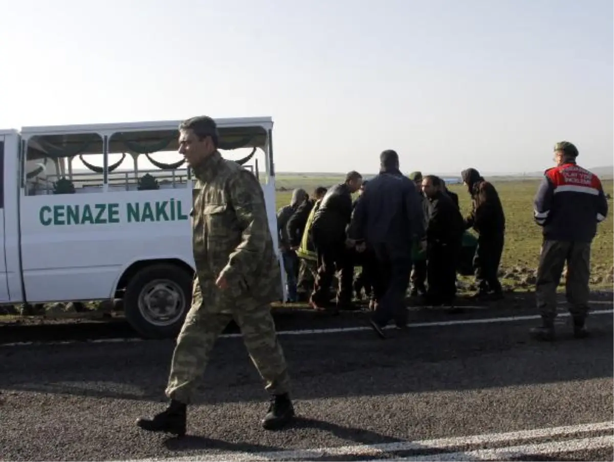 Siverek\'te Kamyon Otomobil ile Çarpıştı: 2 Ölü