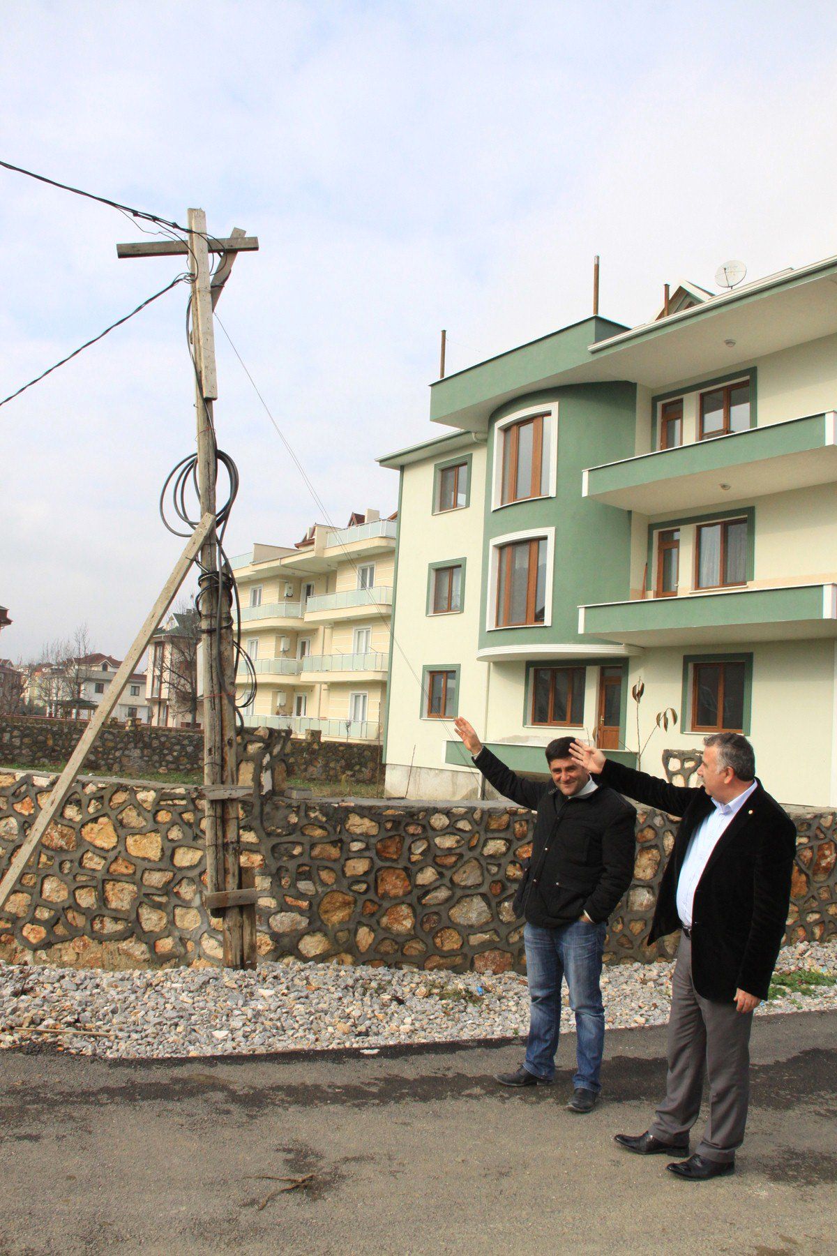 Uedaş Abonelik Vermeyince Kalas Direkler Dikerek Kendi Hatlarını Çektiler