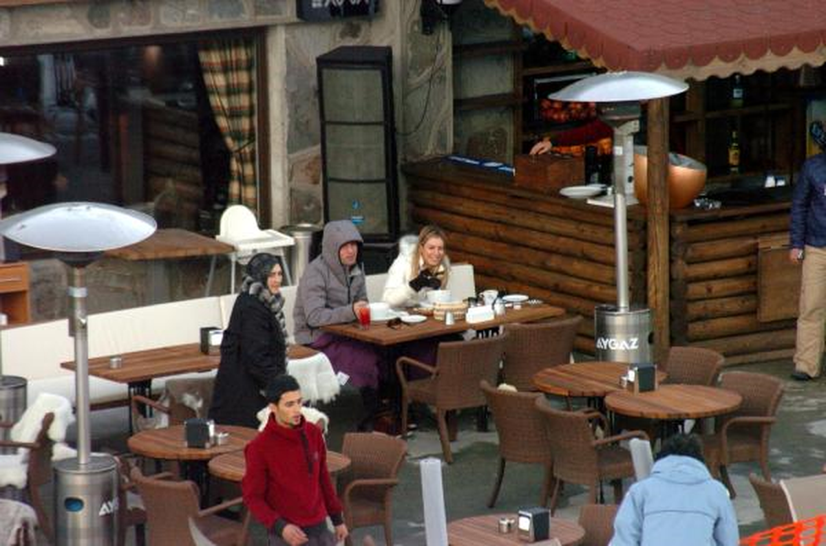 Arda Turan Nişanlısı Sinem Kobal ile Birlikte Kartalkaya\'da