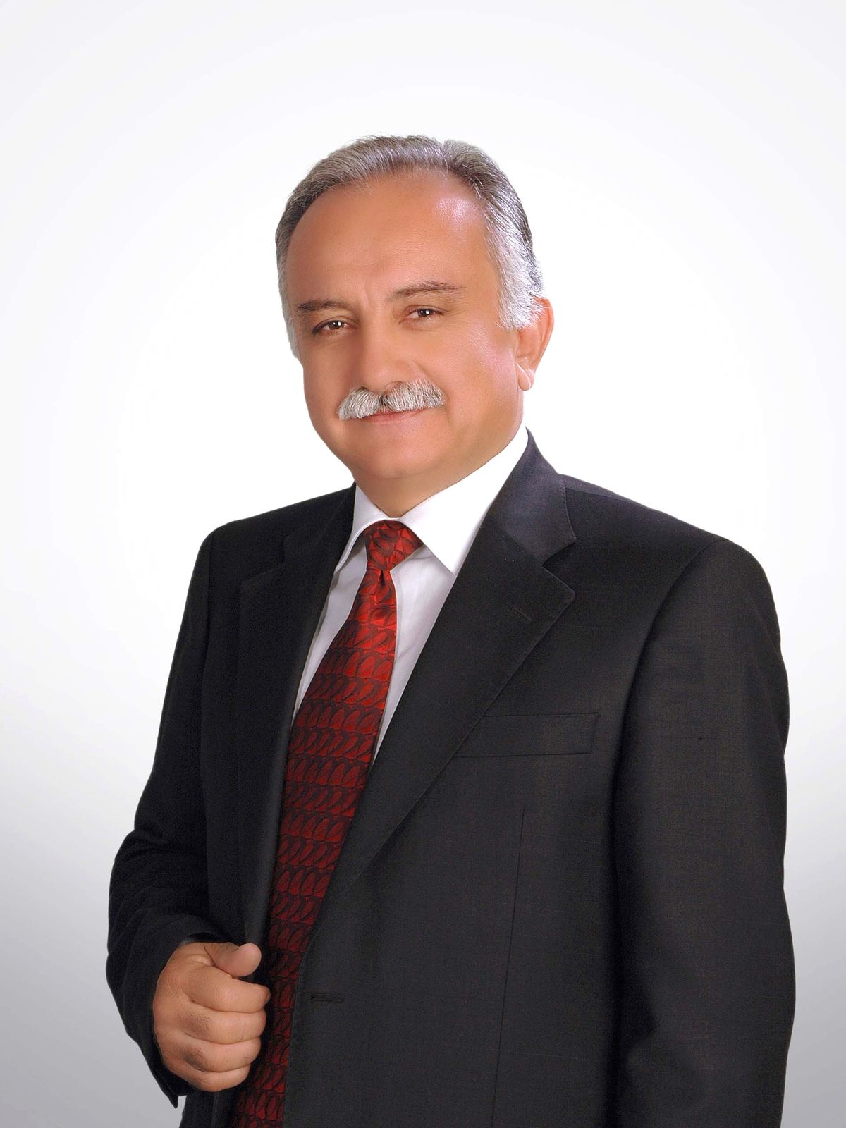 Bayraklı\'da Temizliğe Kadın Eli Değdi