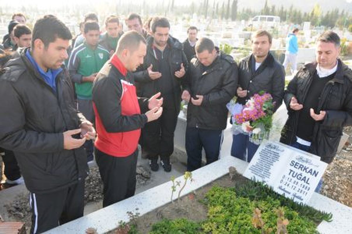 Belediyesporlu Futbolcular Serkan\'ı Unutmadı