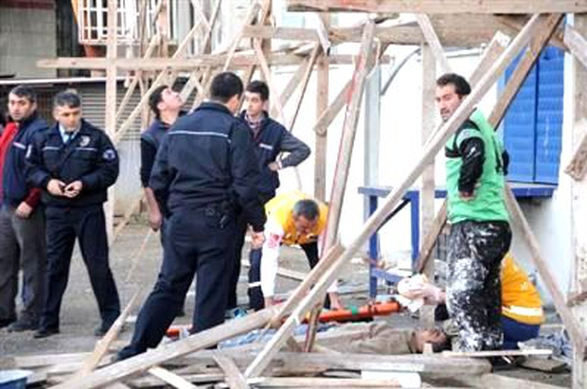 Boyacı, 2 Katlı Binadan Düşüp Yaralandı