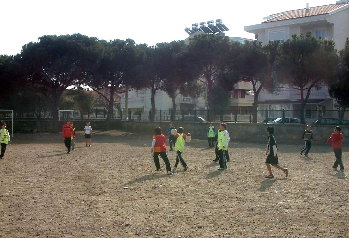 Burhaniye\'de Okul Bahçeleri Futbolla Şenlendi