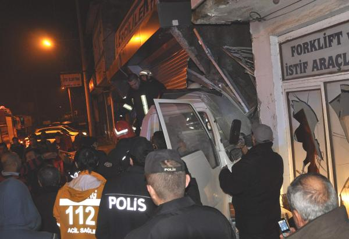 Çekici İşyerine Çarptı, Güvenlik Kamerası Görüntüledi