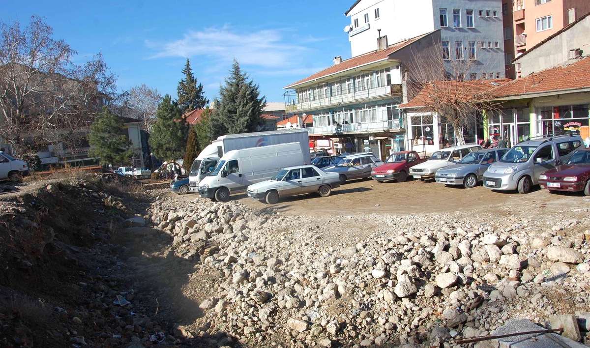Cumhuriyet Meydanı\'nın Altına Tek Katlı Otopark