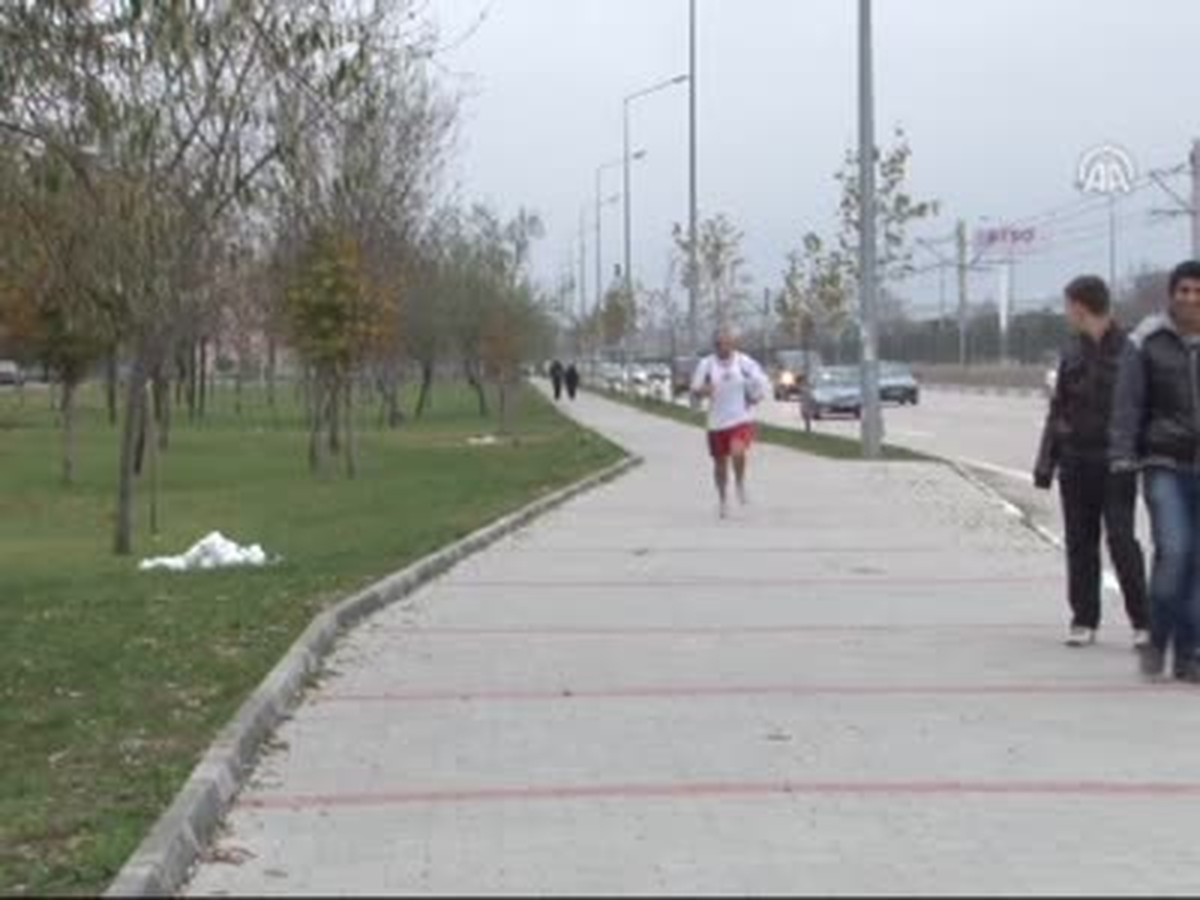 Evden İşe Her Gün 34 Kilometre Koşuyor
