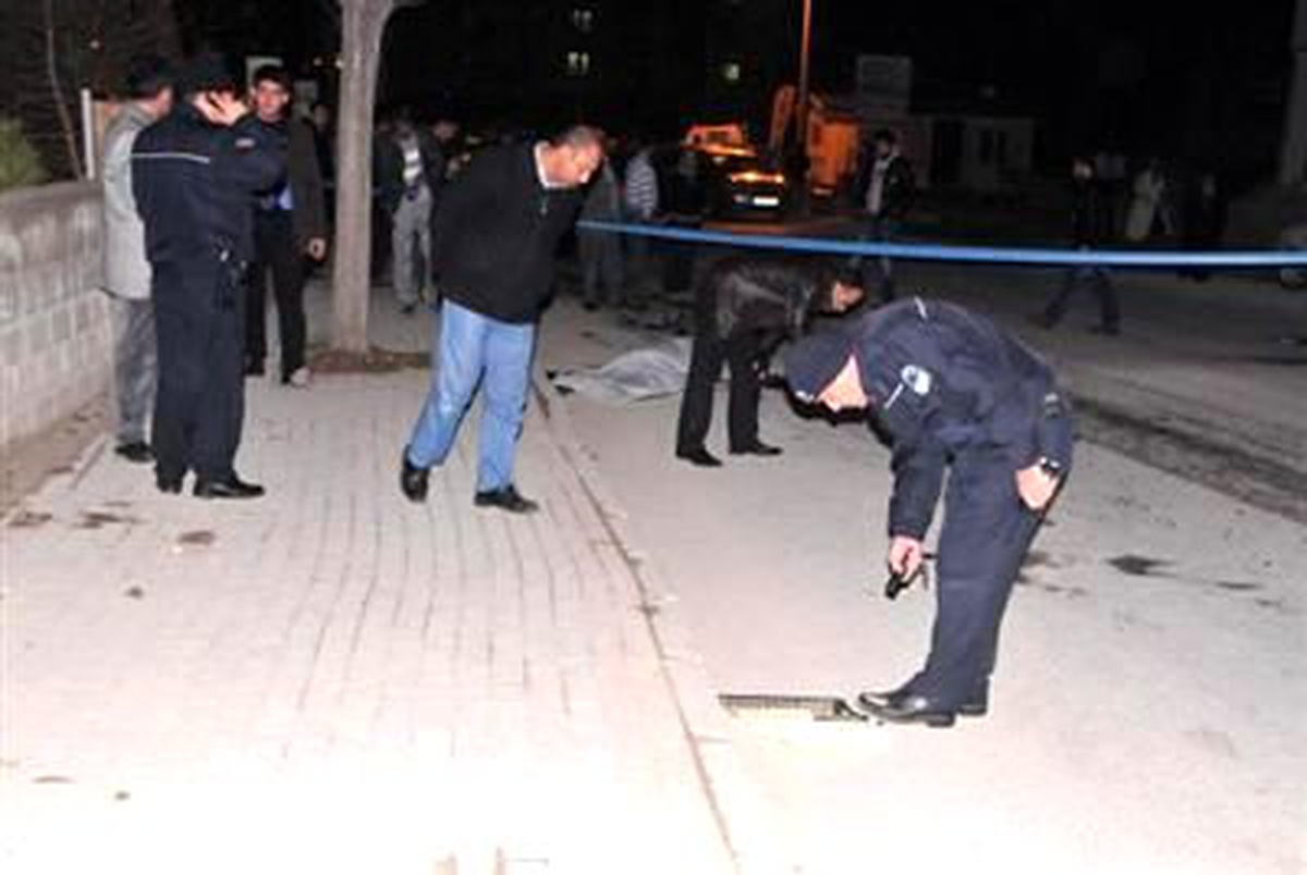 Evine Su Götüren Anne ile Kızına Otomobil Çarptı