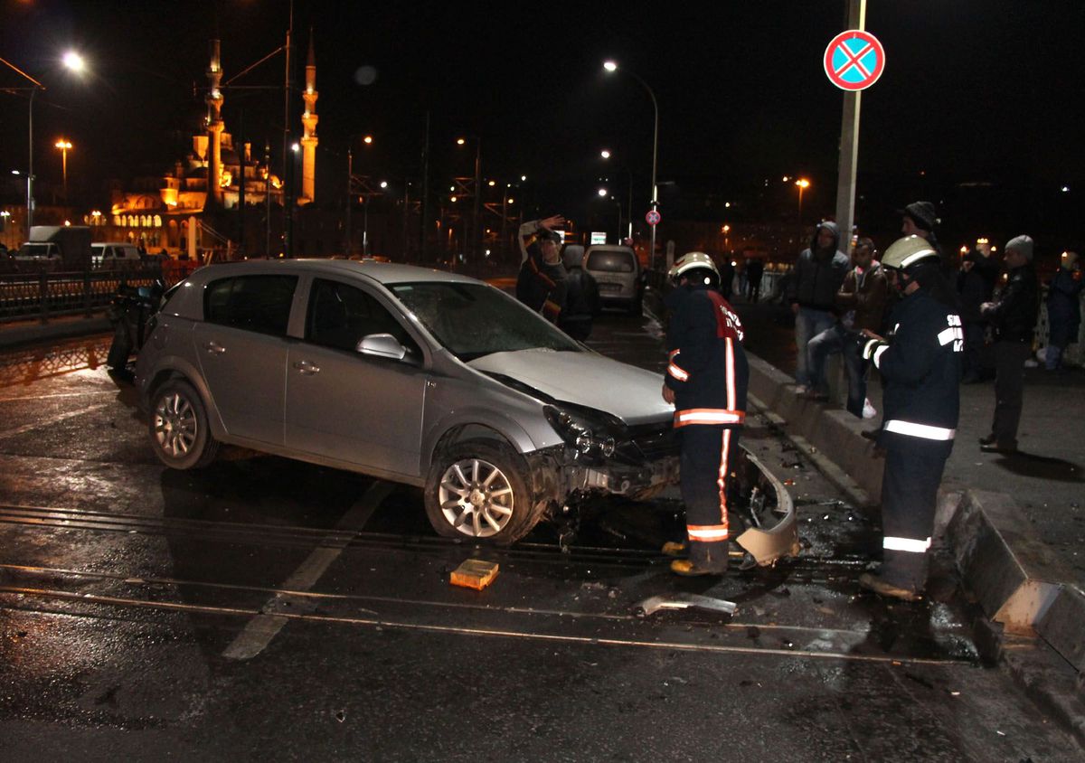 Galata Köprüsü\'nde Trafik Kazası: 2 Yaralı
