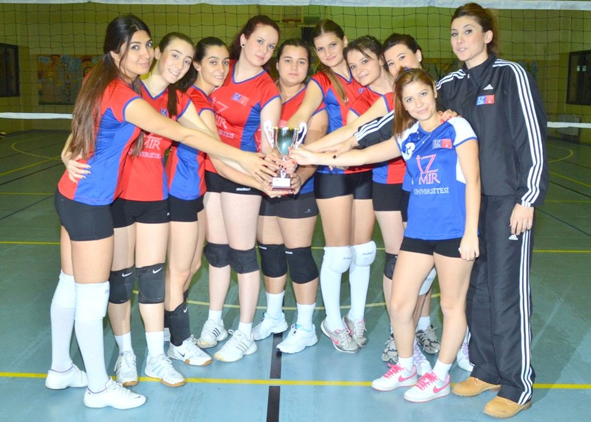 İzmir Üniversitesi Voleybolda 3. Oldu