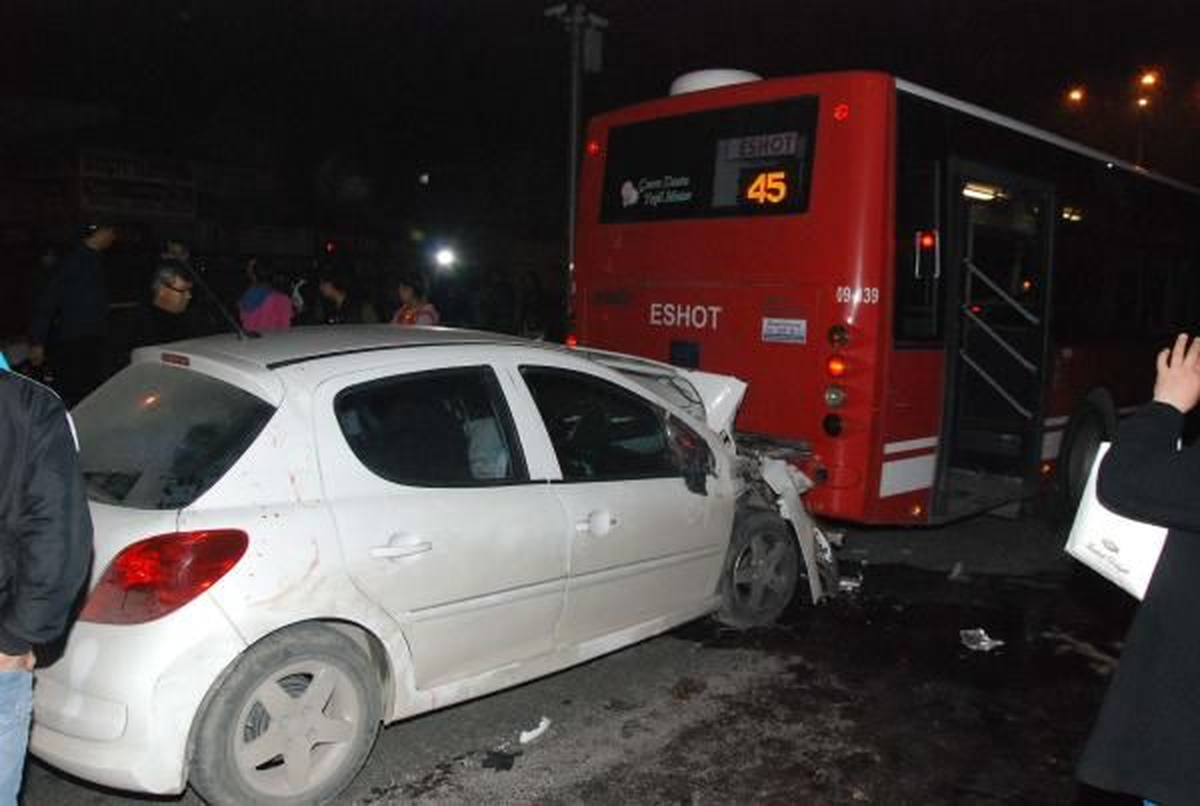 Kırmızı Işıkta Bekleyen Otobüsü Göremedi: 4 Yaralı