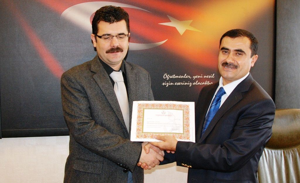 Milli Eğitim Müdürü İlci\'den \'Yılın Öğretmeni\'ne Teşekkür Belgesi