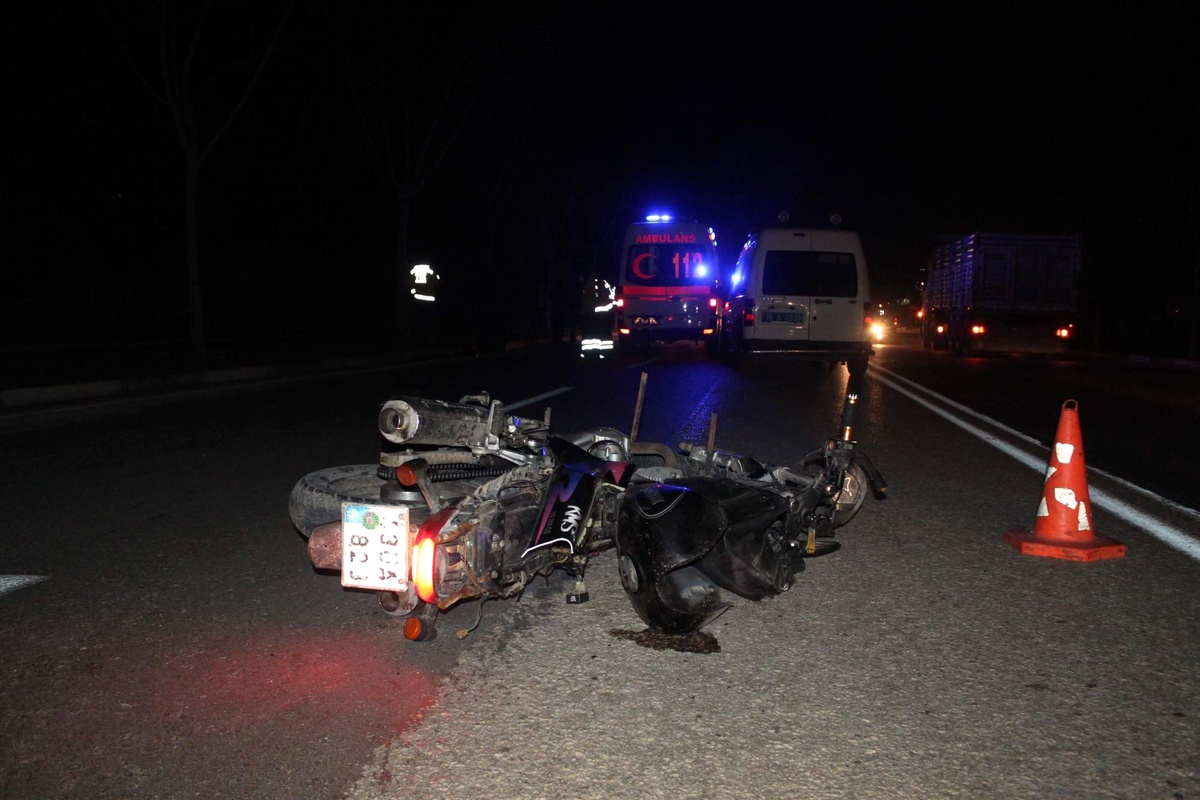 Motosikletiyle Kaldırıma Çarparak Öldü