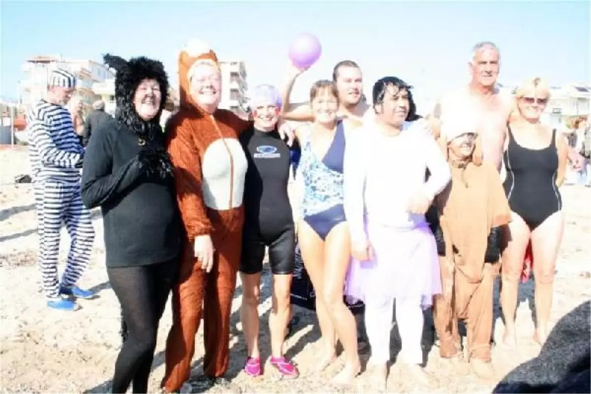 Sokak Hayvanları İçin Denize Girdiler