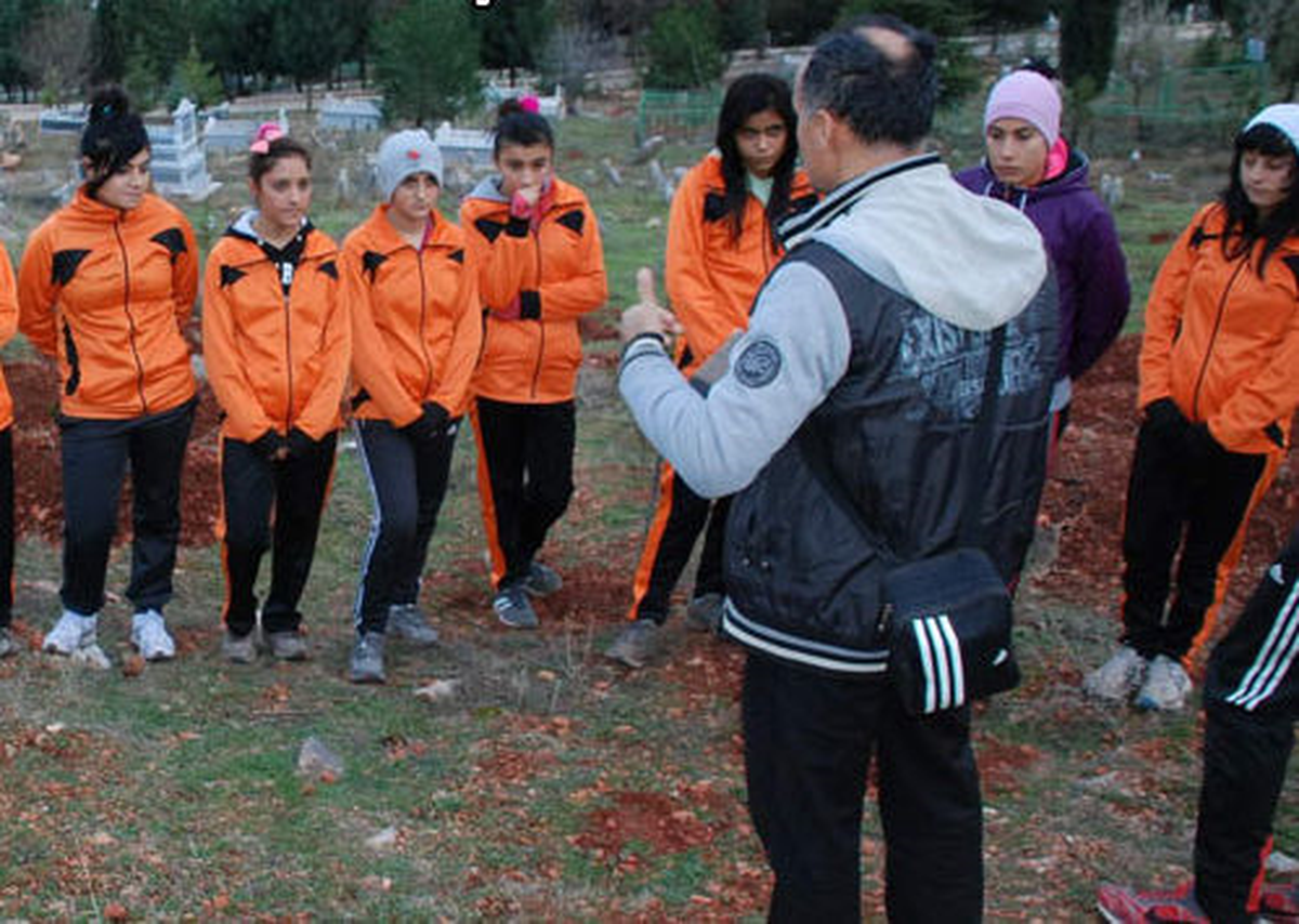 Sporcularına "Mezarlıkta" Öğüt Verdi