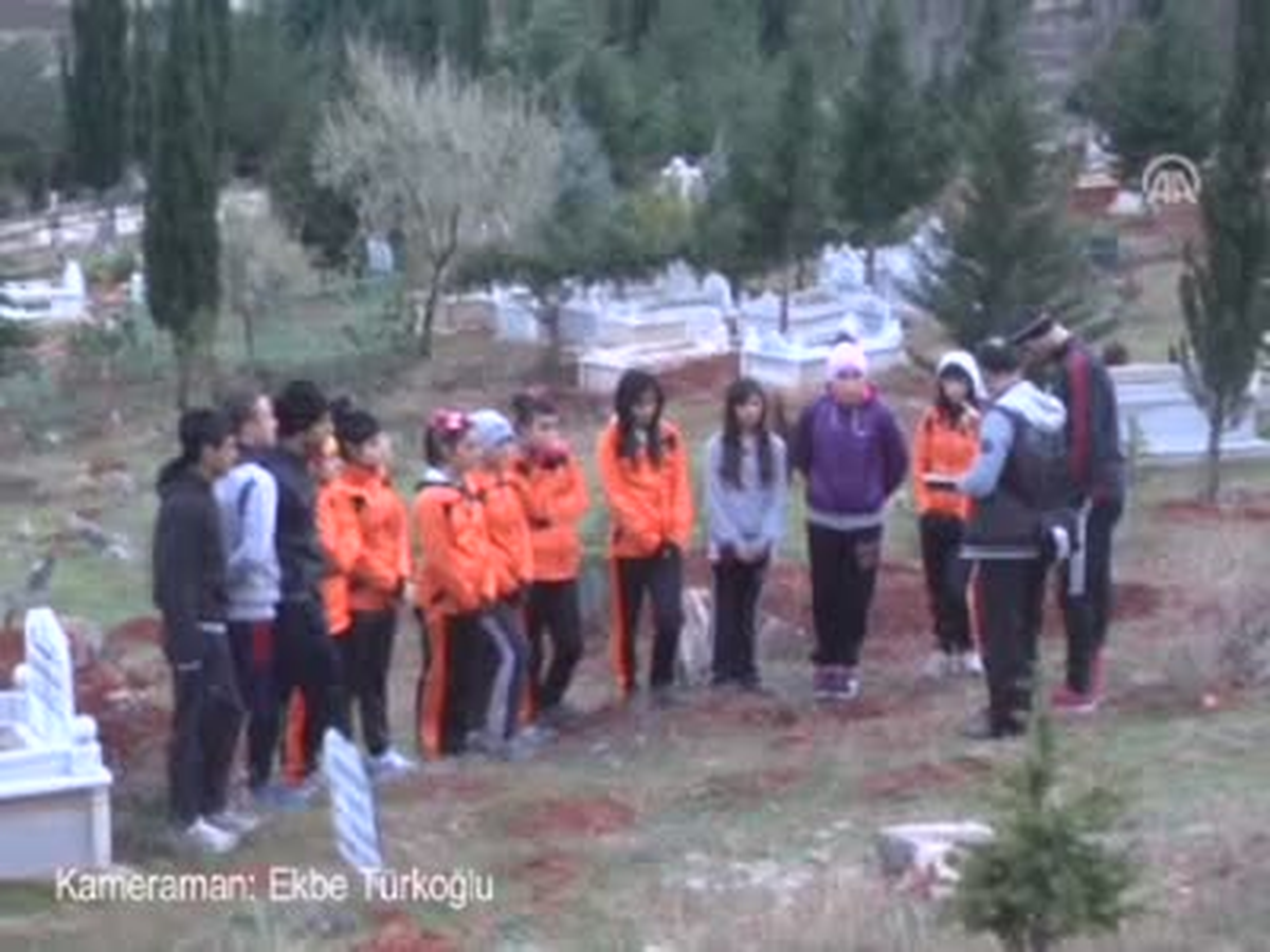 Sporcularına "Mezarlıkta" Öğüt Verdi