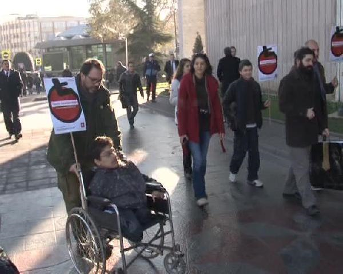 Taksim\'de Engelleri Aşmak İçin İmza Topladı