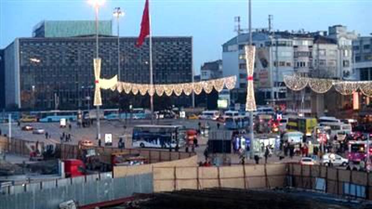 Taksim Meydanı Işıl Işıl