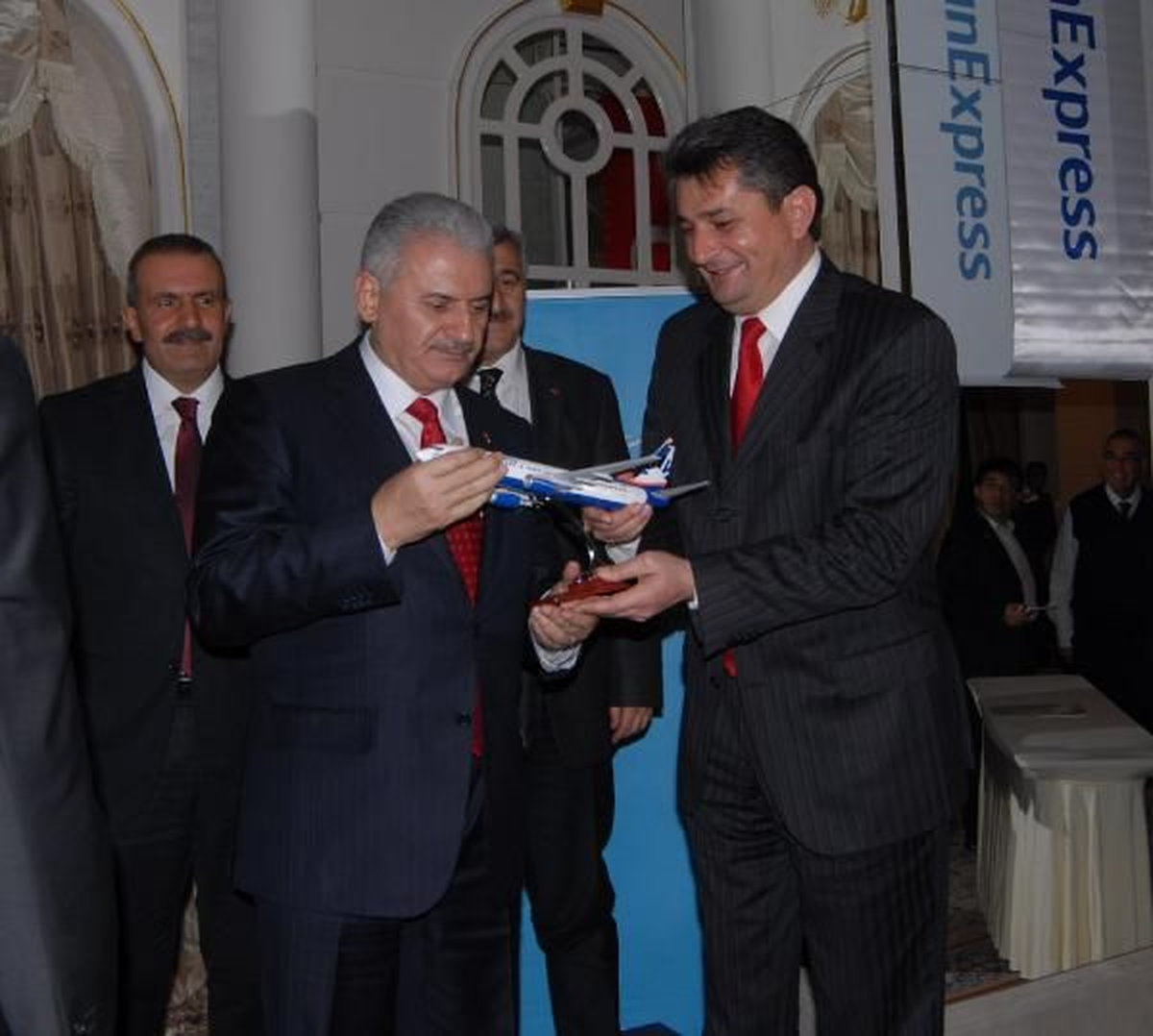 Uydu Desteği ile Van\'a İlk Kez Gece Uçuşu Yapıldı