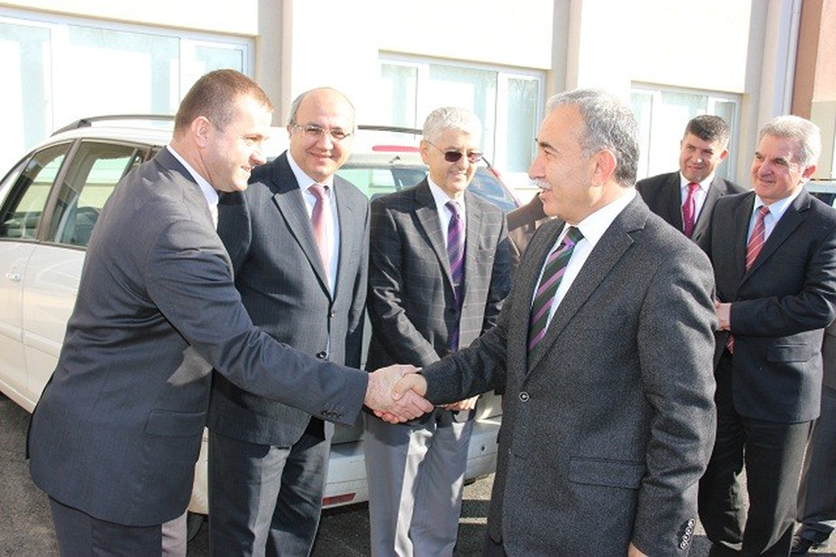 Vali Büyük Tıp Fakültesini Gezdi