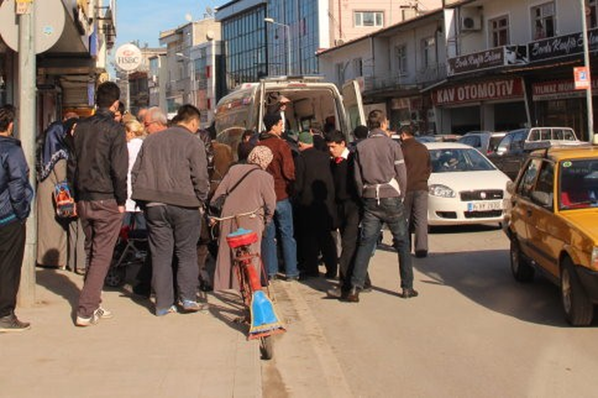 Yaşlı Kadına Çarpıp Kaçtı
