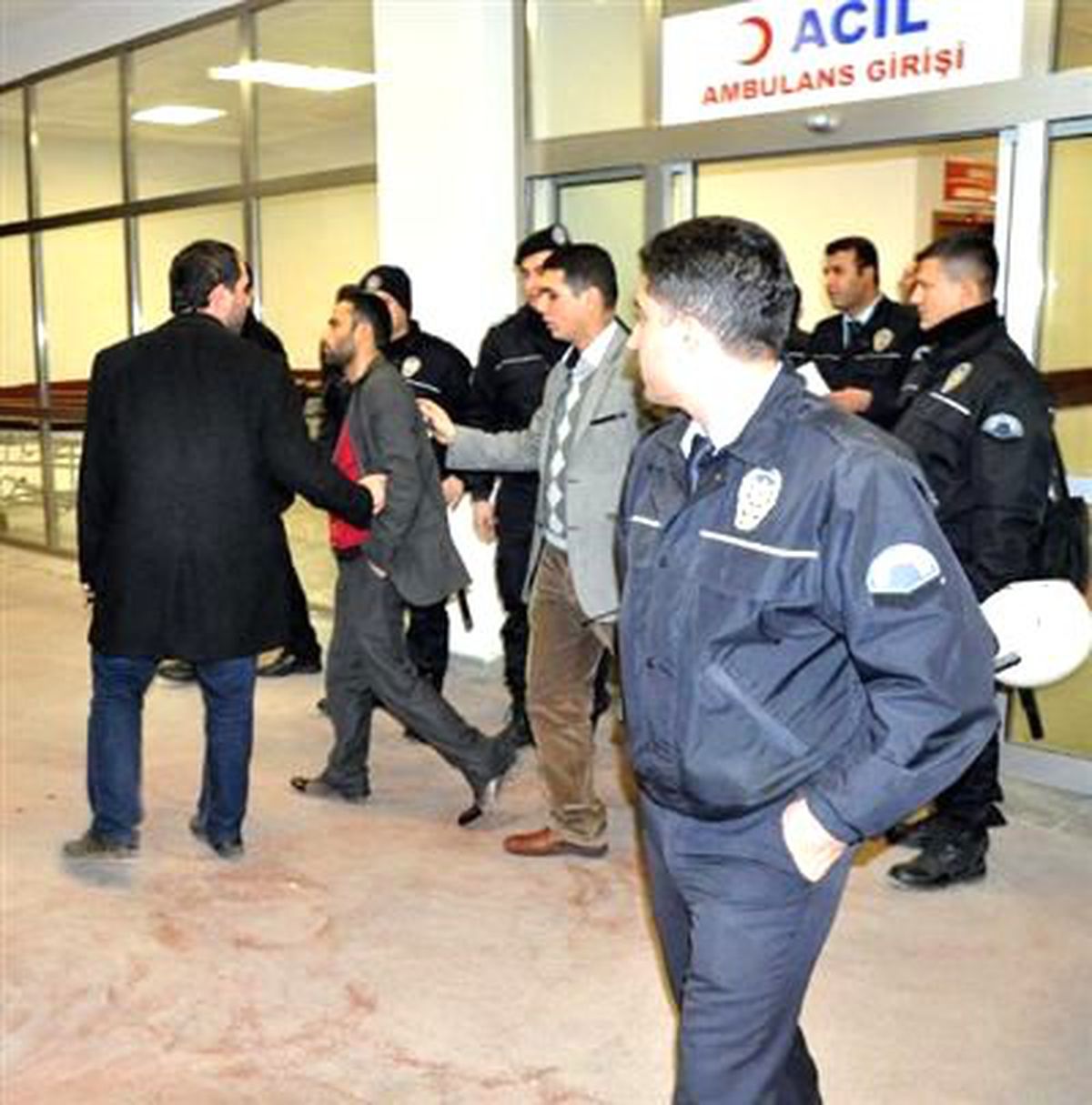 Adliye Bahçesinde Silahlı Kavga: 3 Yaralı