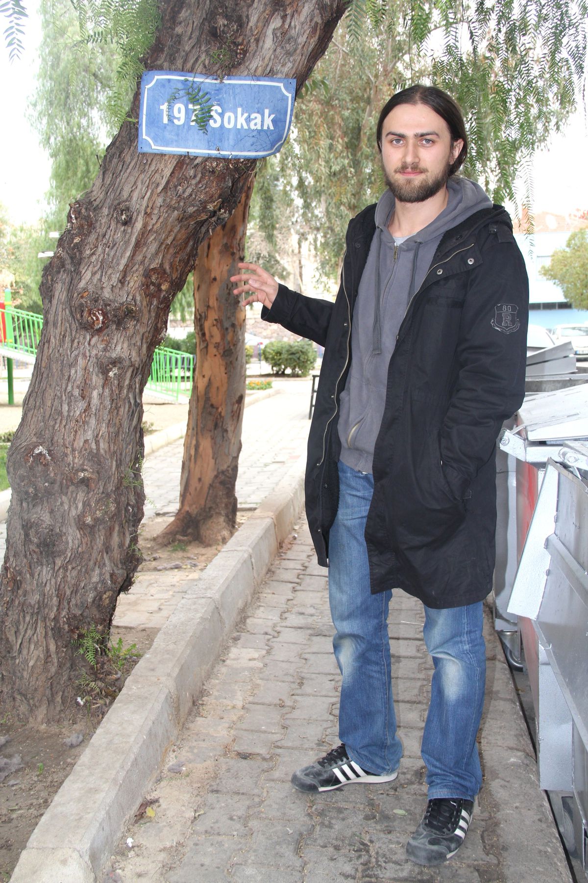 Ağaca Asılan Kediye Kimse Sahip Çıkmadı