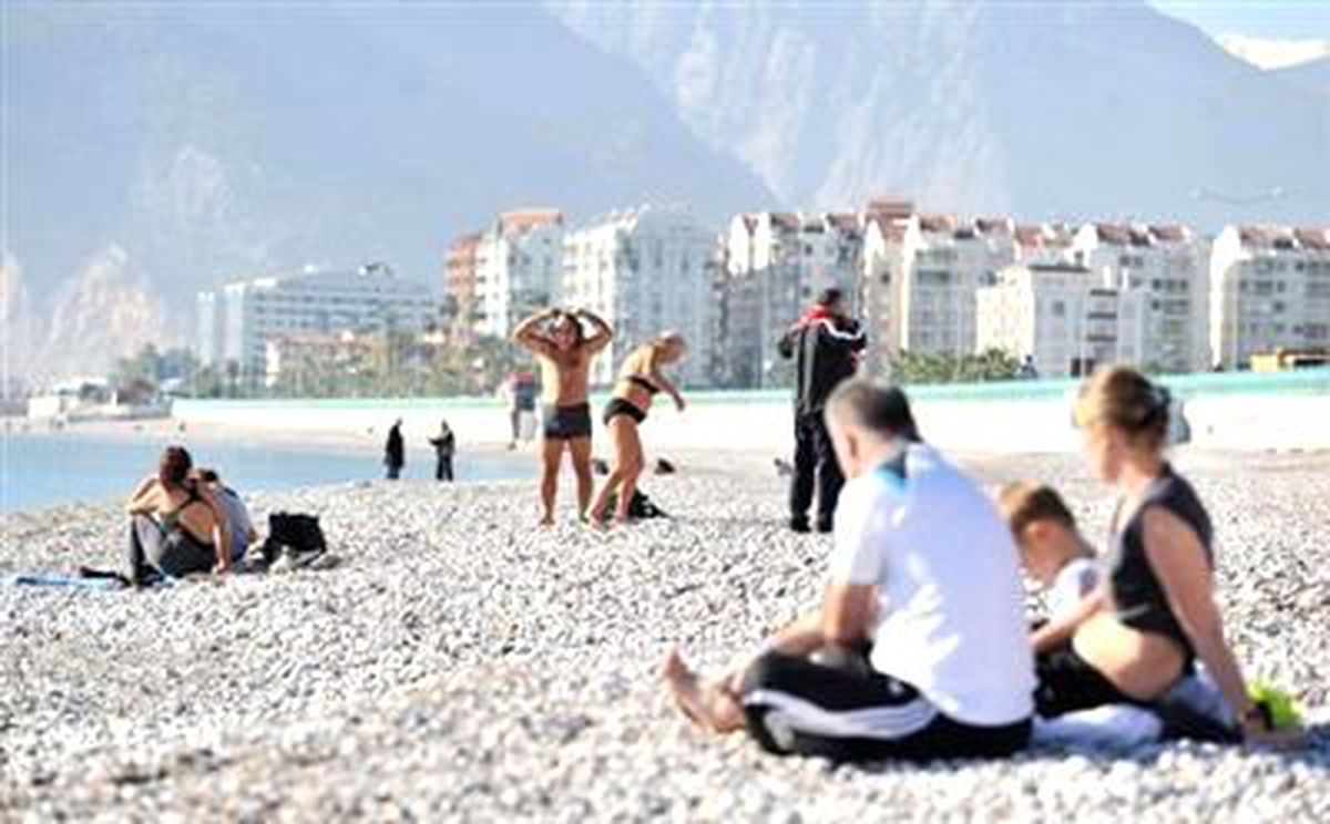 Antalya\'da Sahiller Doldu