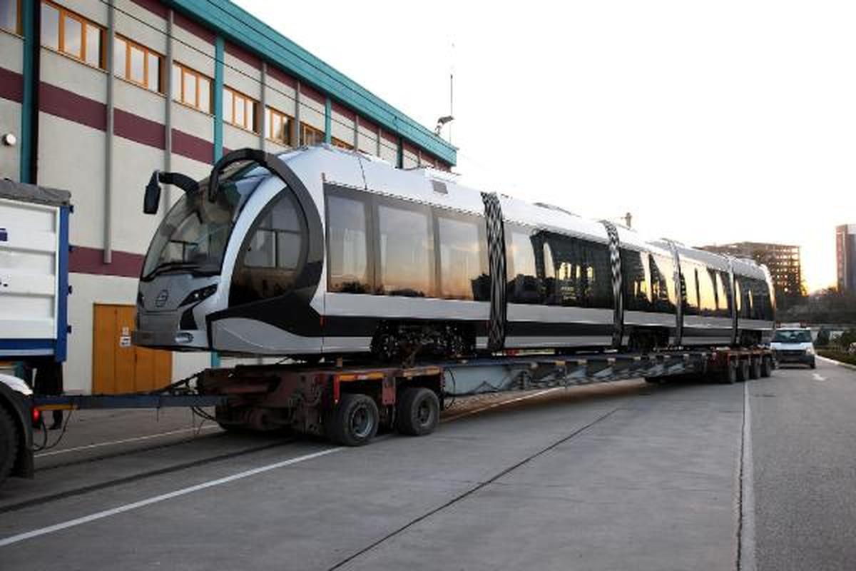 İlk Yerli Tramvay Raylara İndi