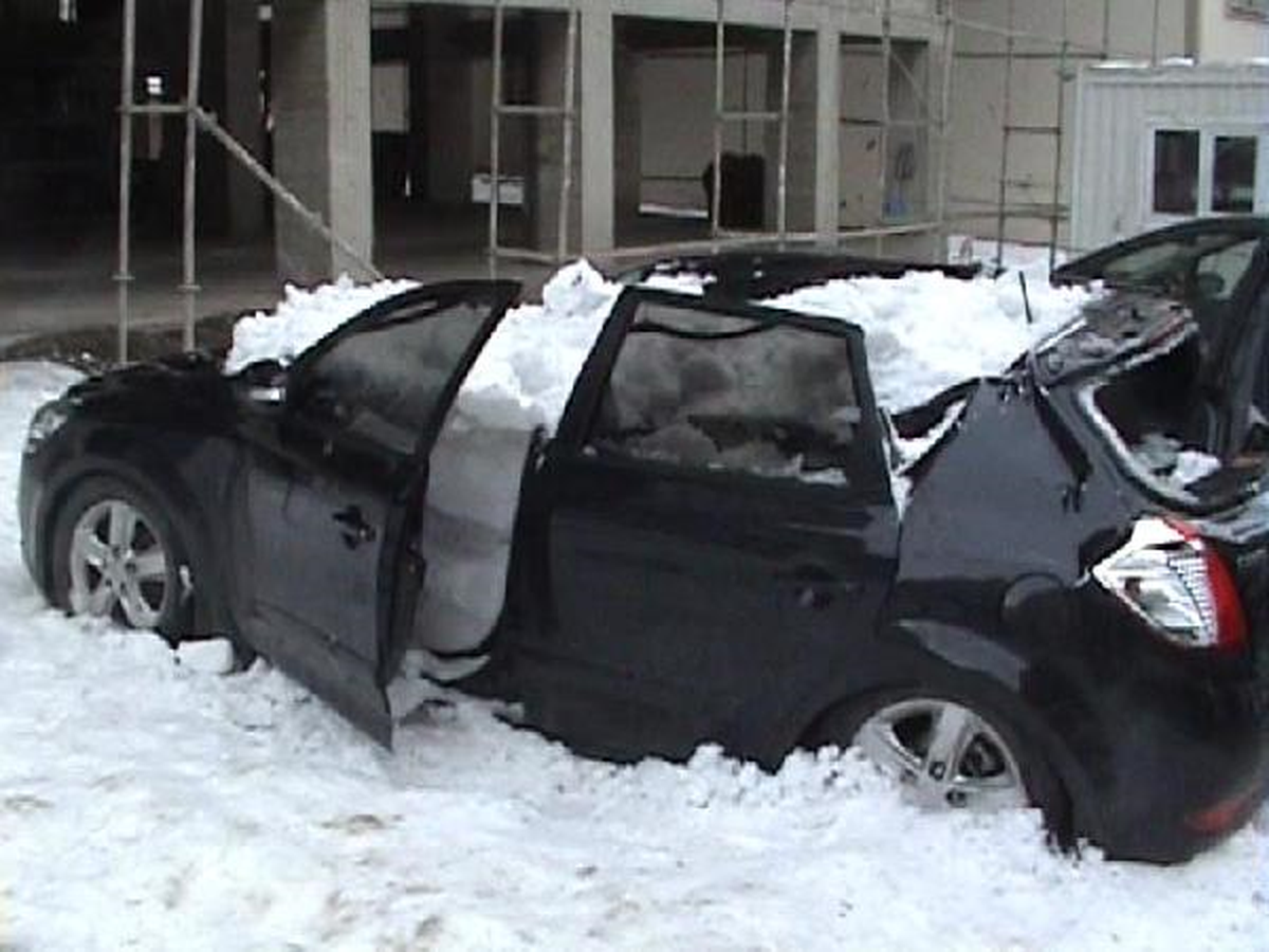 Çatıdan Düşen Kar, Otomobili Hurdaya Çevirdi