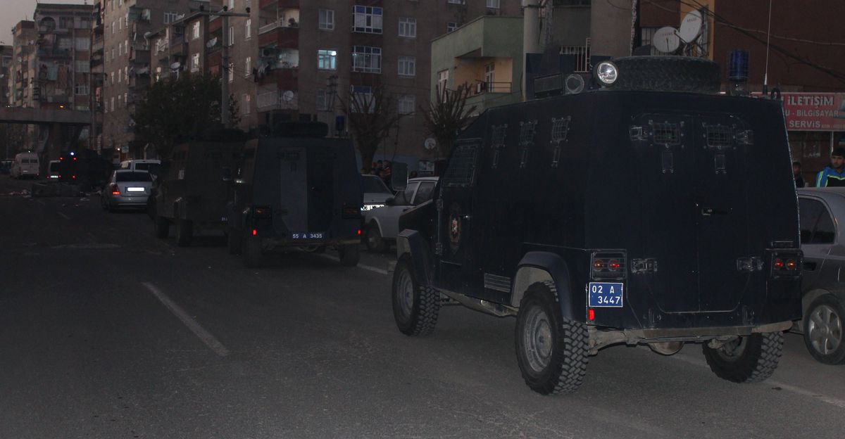 Diyarbakır\'da Polise Saldırı