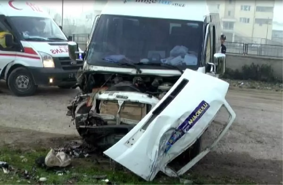 Düzce\'de Öğrenci Servisi ile Midibüs Çarpıştı