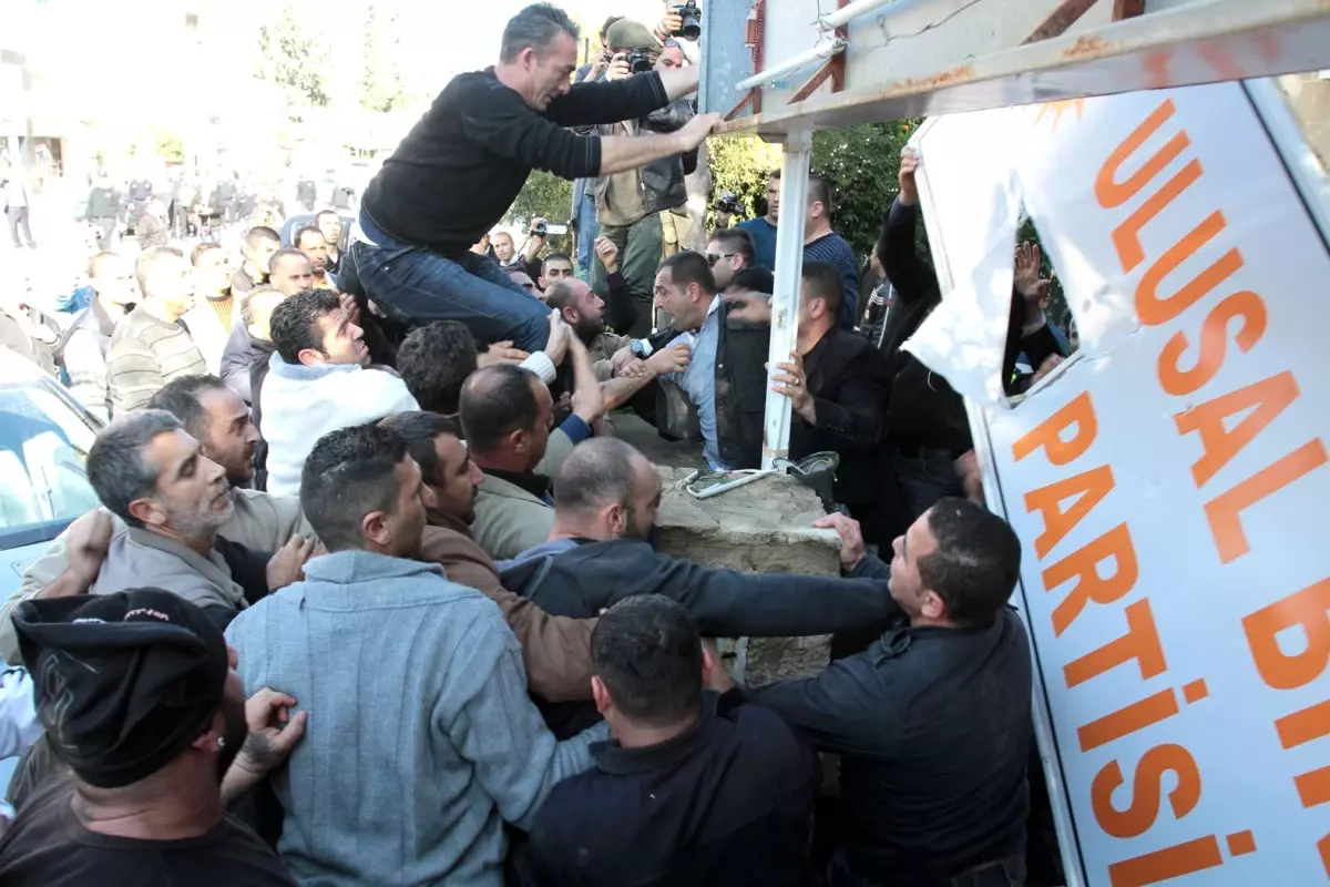 Lefkoşa'da İşçiler ile Polis Arasında Arbede Çıktı