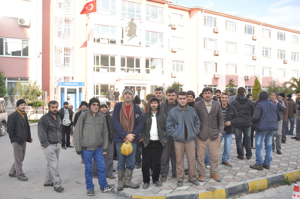 Maden İşçileri, Maaşlarını Alamadıkları İddiasıyla Eli Önünde Eylem Yaptı
