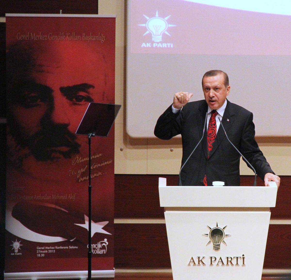 Mehmet Akif Ersoy Anıldı