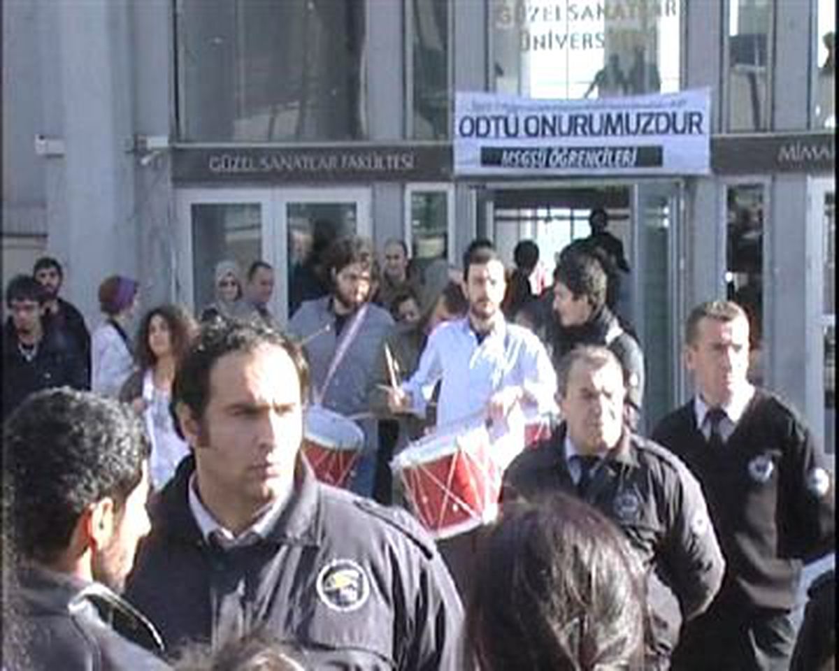 Mimar Sinan Üniversitesi\'nde ODTÜ Protestosu