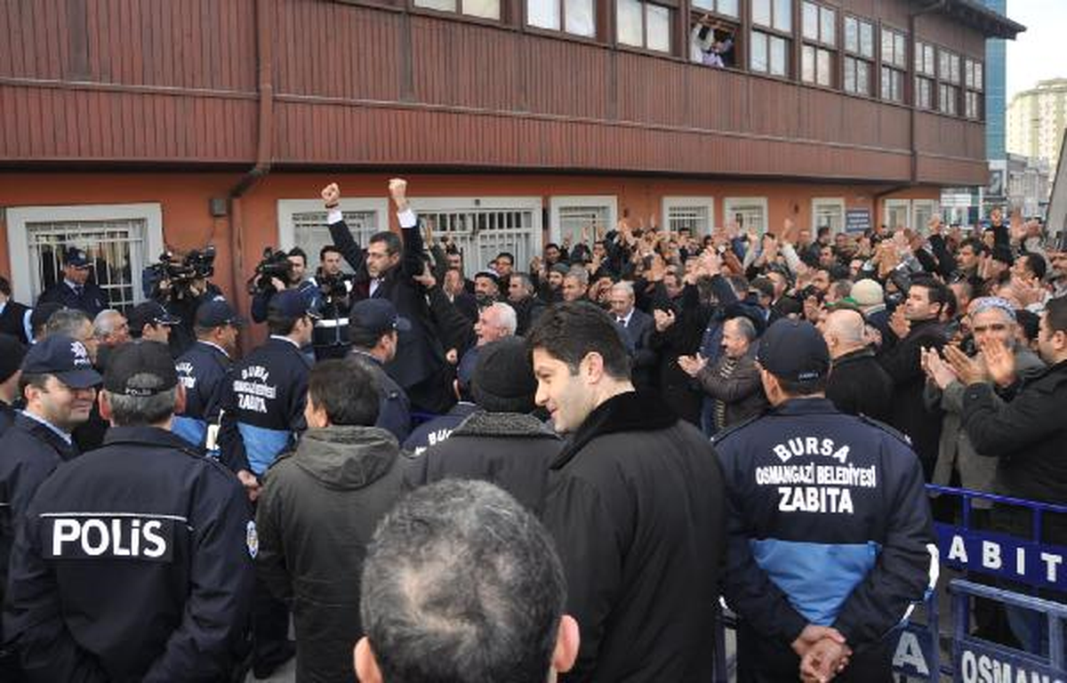 Öfkeli Pazarcılara Biber Gazlı Müdahale