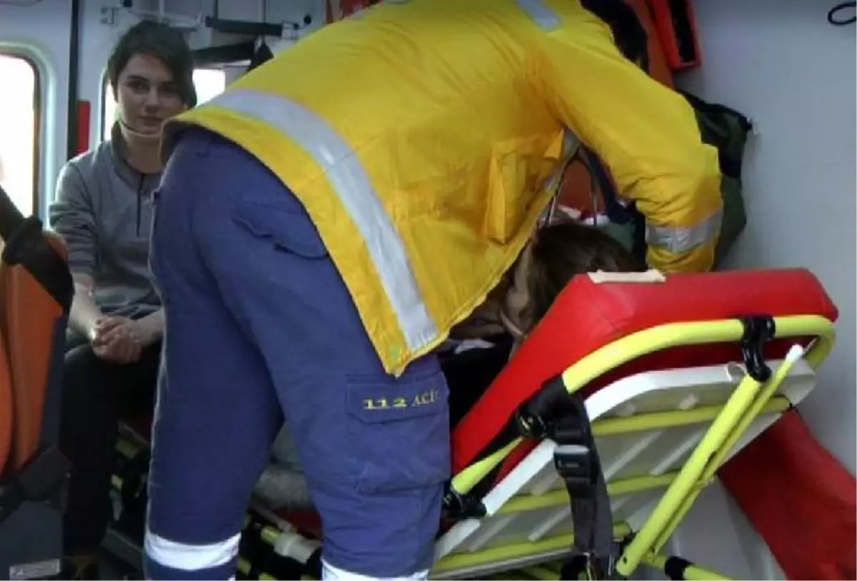 Öğrenci Servisi ile Minibüs Çarpıştı: 8 Yaralı